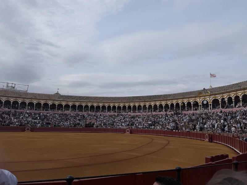 Roca Rey se impone con autoridad y corta dos orejas en una tarde de entrega