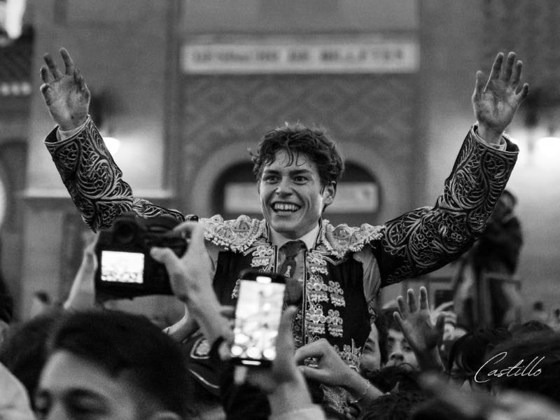Álvaro Serrano revienta Madrid y sale a hombros por la Calle Alcalá