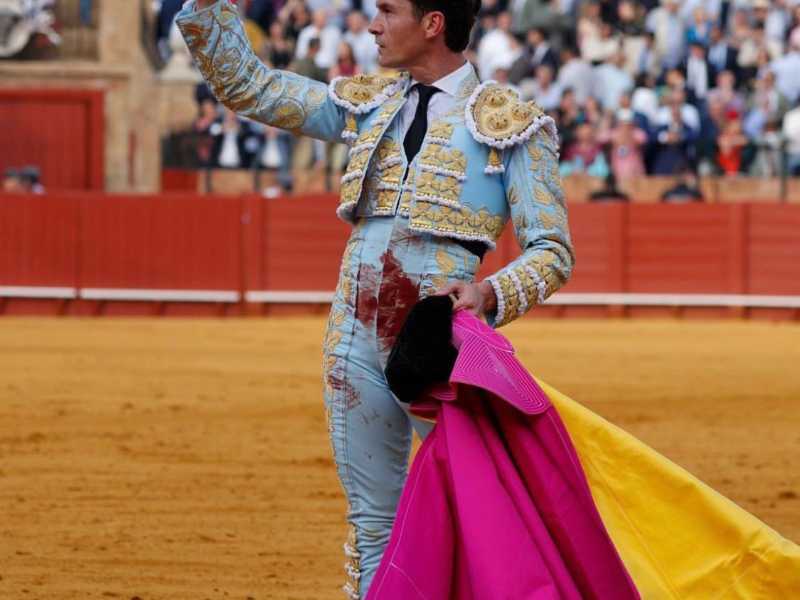 Luque impone su ley ante un toro sin fondo y divide al público