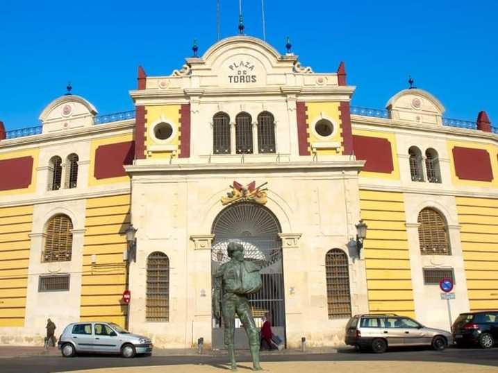 Almería con carteles para la Virgen del Mar