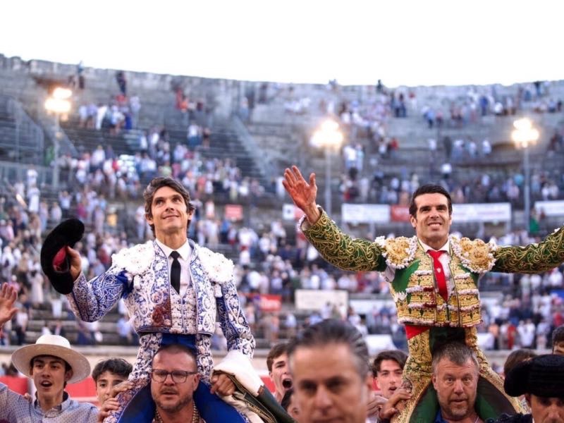 Sebastián Castella y Emilio de Justo a hombros en el Coliseo de Nimes