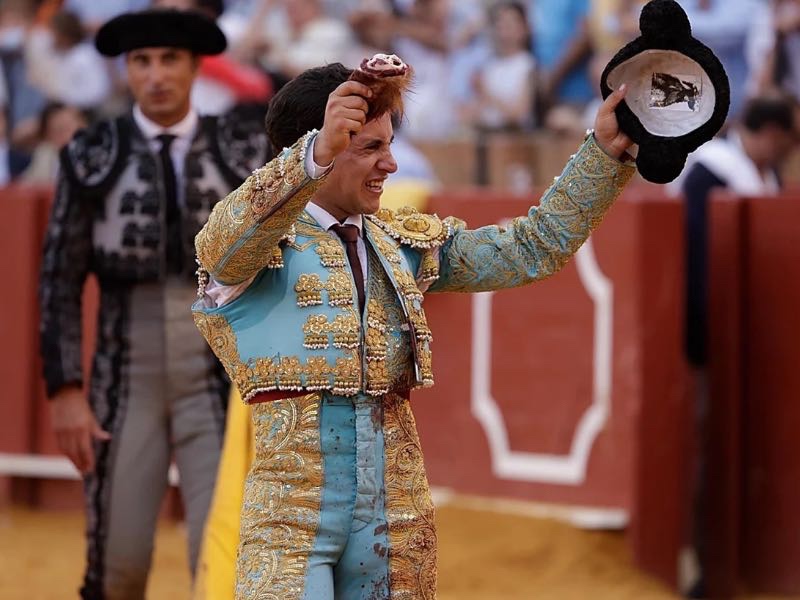 López Peregrino brilla al natural y Ruiz de Velasco deja muestras de su gran concepto en Sevilla