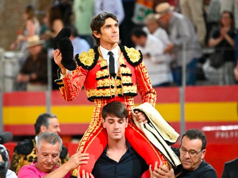 Un Castella a hombros y un gran Daniel Luque en el día del Corpus de Granada