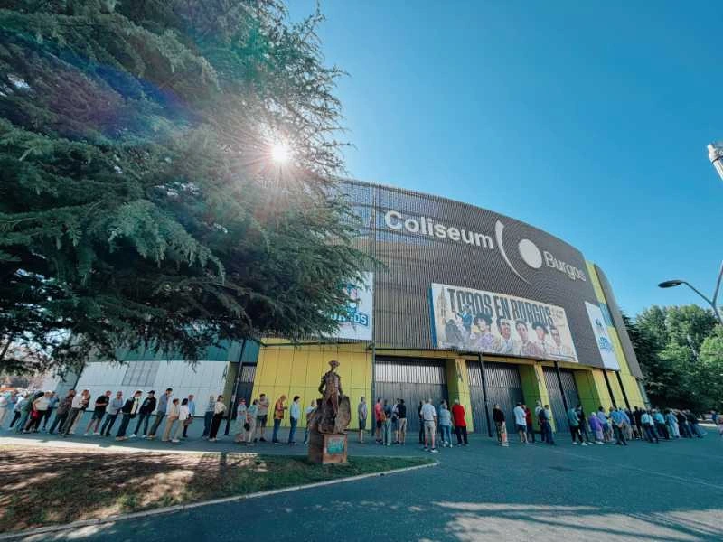 La feria taurina de Burgos desata la pasión de los aficionados con largas colas en taquilla