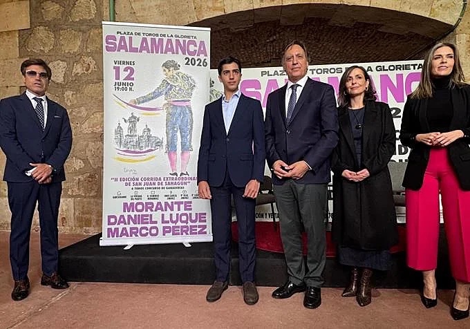 Marco Pérez, Carlos García Carbayo, Carmen Seguín y Elena Salamanca con el cartel