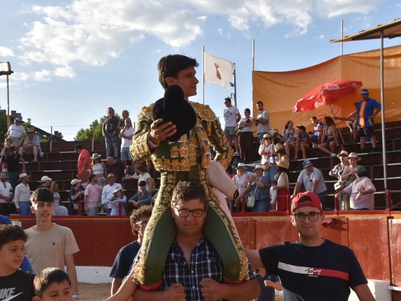 Puerta grande de Diosleguarde en la vuelta de las corridas en Daganzo