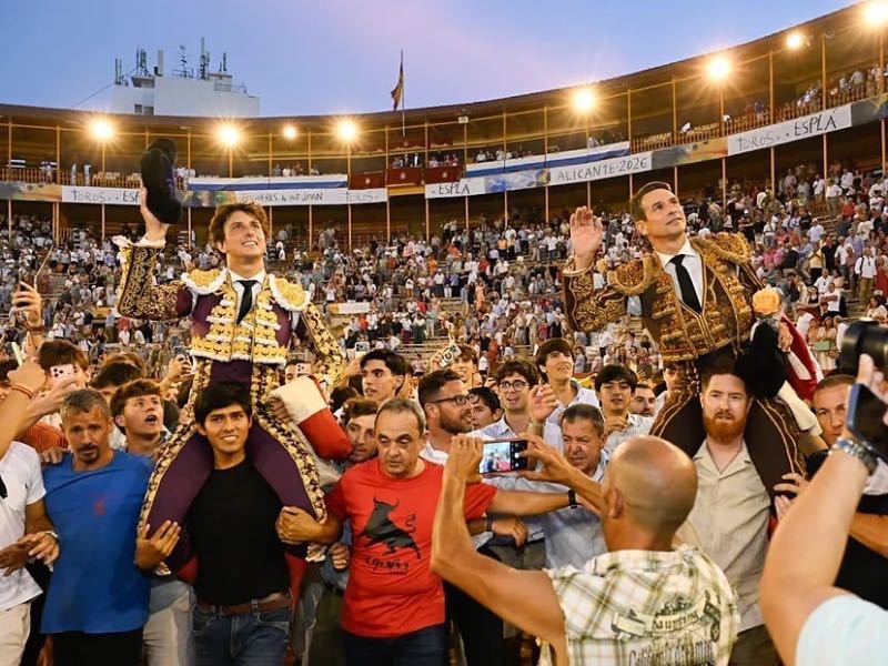 Roca Rey desata la locura en Alicante y sale a hombros junto a Manzanares en una tarde marcada por el viento