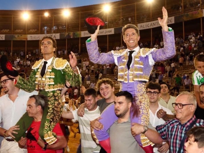 El Cid y Escribano abren la Puerta Grande de Alicante con una buena corrida de Victorino