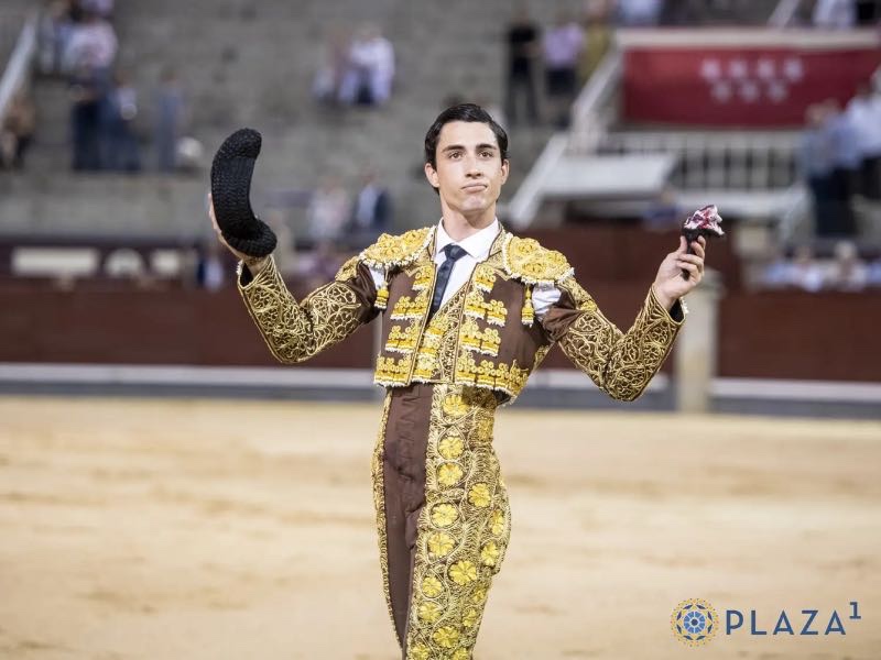 El Mene corta una solitaria oreja en una soporífera noche en Madrid .