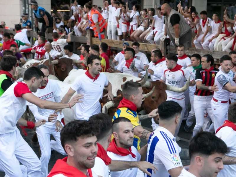 Los de Fuenteymbro corren el primer encierro de San Fermin en dos minutos y 16 segundos