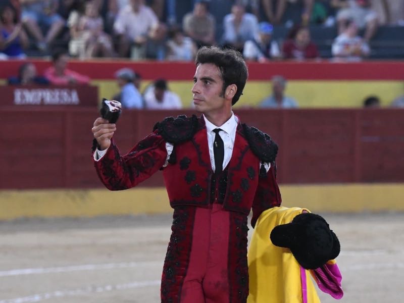Alejandro Marcos corta una oreja en un duro encierro, para salir corriendo por el Jarama