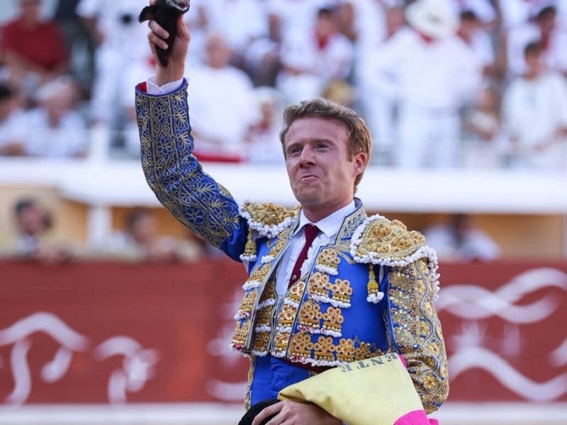 Clemente sale a hombros en Bayona en una tarde marcada por la grave cogida de Morenito de Arles