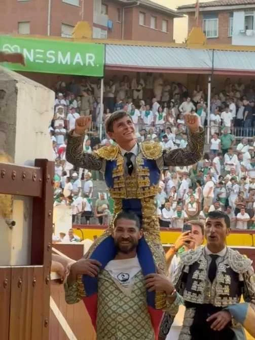 Aarón Palacio conquista Huesca y abre la Puerta Grande en su presentación