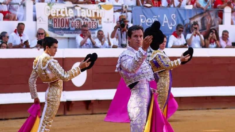 Luque corta una oreja y Borja Jiménez pasea otro trofeo en Dax