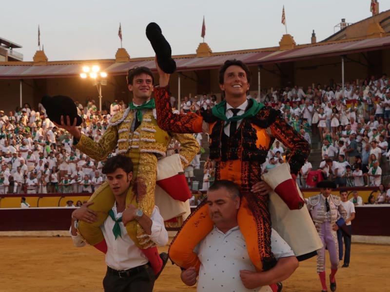 Cristiano Torres y Roca Rey abren la Puerta Grande de Huesca en una tarde marcada por el eclipse
