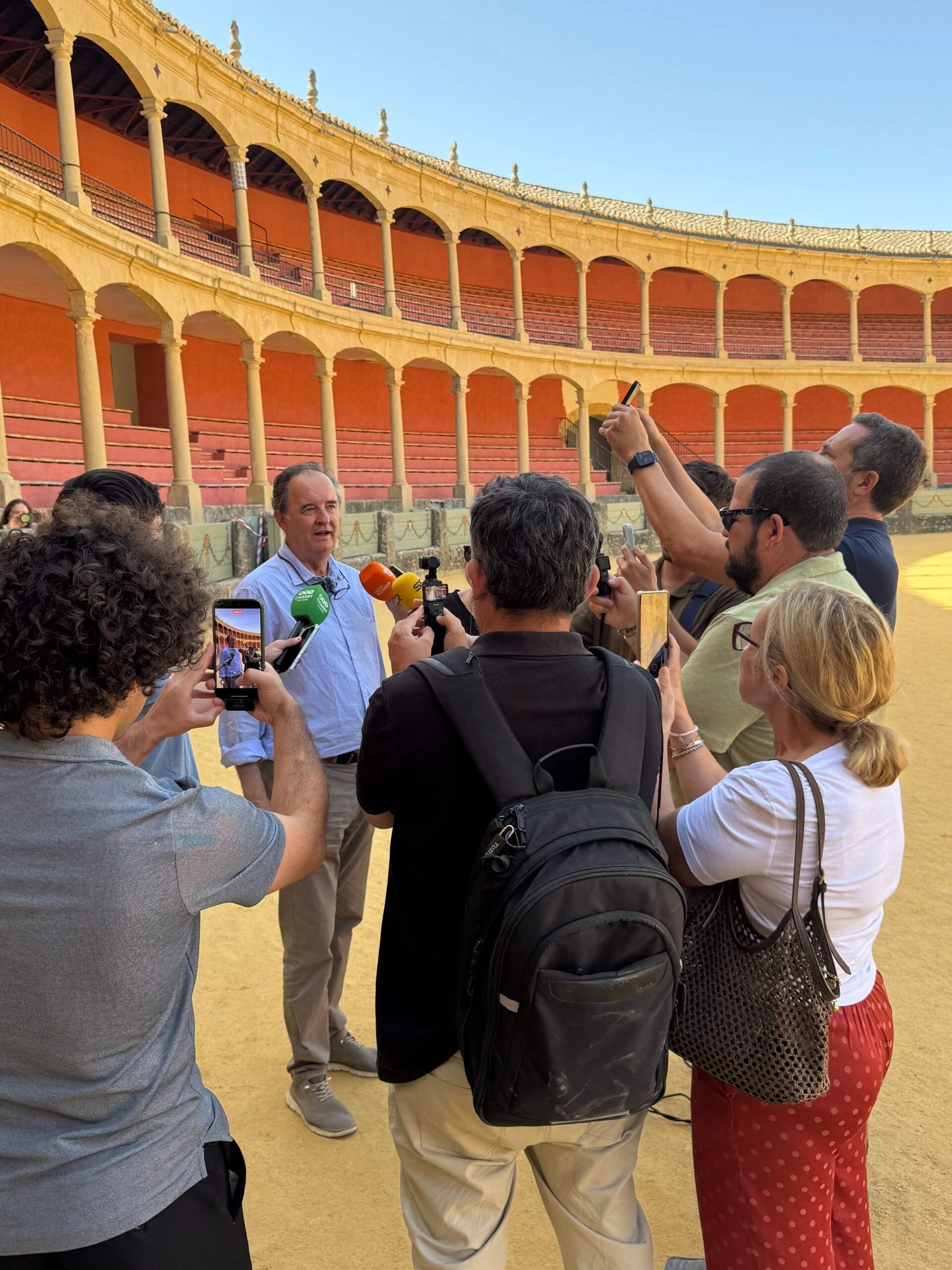 El Director General, Ignacio Herrera junto a los medios de comunicación en la Plaza de Toros. RMR©