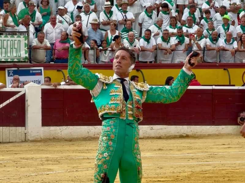 Manuel Escribano arma el gran lío de la Feria de la Albahaca y sale a hombros junto a Morenito de Aranda en Huesca