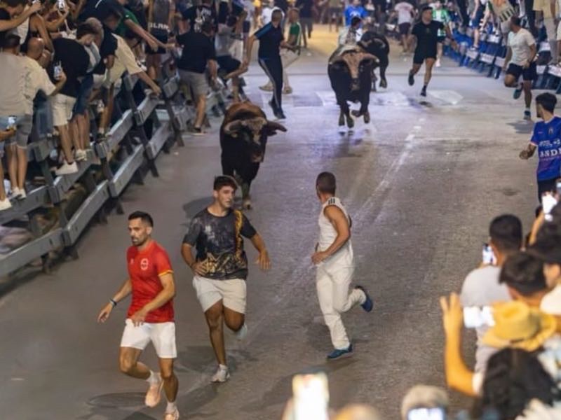 Blanca hace historia con el primer encierro nocturno por la Gran Vía