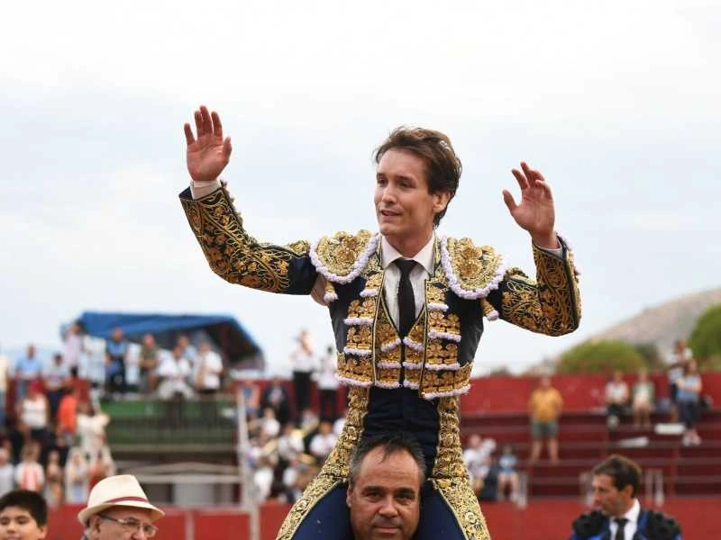 Abre la puerta grande Arturo Gilio cortando dos orejas en Cebreros