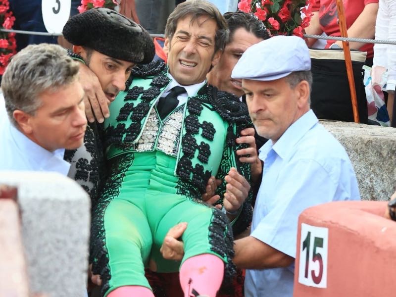 Vicente Herrera sufre una cornada en la región glútea durante el sexto toro