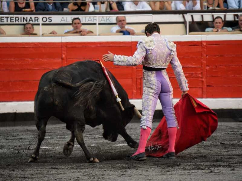 Un Luque imparable corta dos orejas mientras que la presidencia le niega la puerta grande en la última de Bilbao