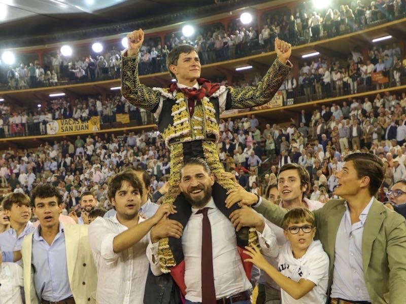 Aarón Palacio sale a hombros en Zaragoza tras cortar dos orejas