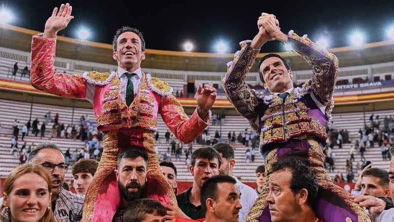 Sensacional corrida de El Parralejo en Jaén: El Fandi, Emilio de Justo y David de Miranda salen a hombros por la Puerta Grande