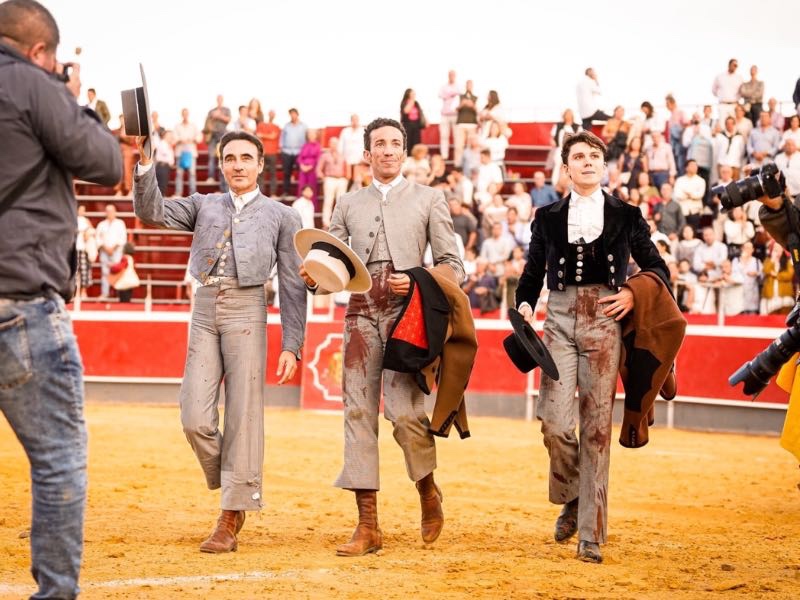 Trigueros se rinde a David de Miranda, Enrique Ponce y Guillermo Luna en una tarde de once orejas y cuatro rabos
