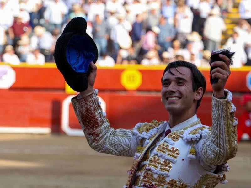 Ismael Martín triunfa en su debut en Acho con la única oreja